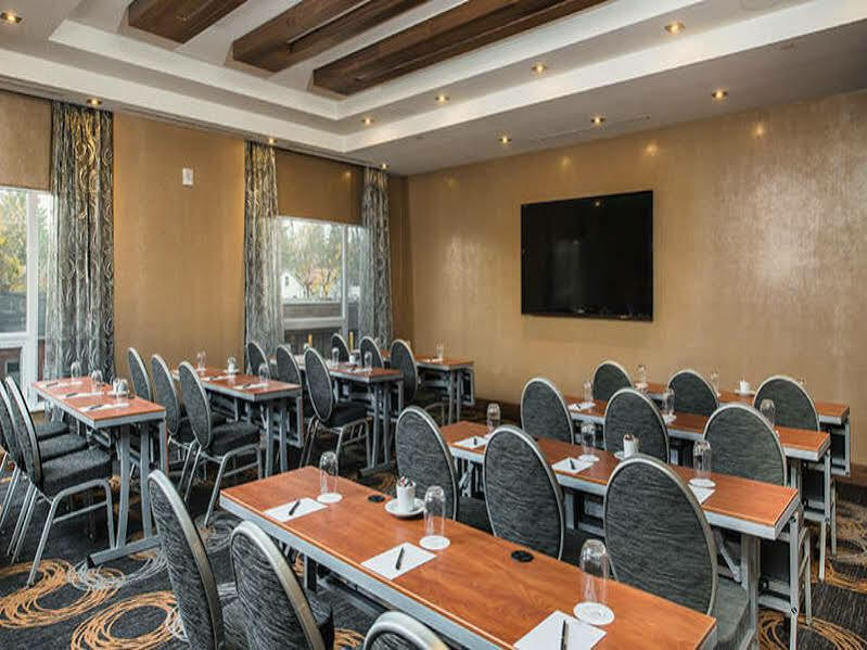 Delta Hotels By Marriott Waterloo Bagian luar foto
